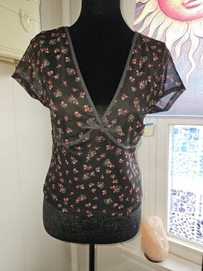 Aeropostale Black Floral Mesh V-Neck Crop Top